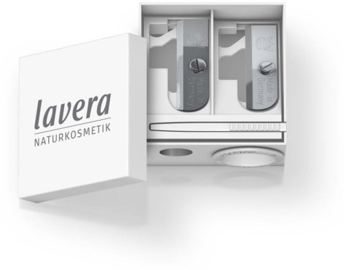 Ein Hautpflege-Set enthält zwei Flaschen mit Verschlüssen, eine kleine weiße Box mit 'lavera NATURKOSMETIK' und eine Ablage.