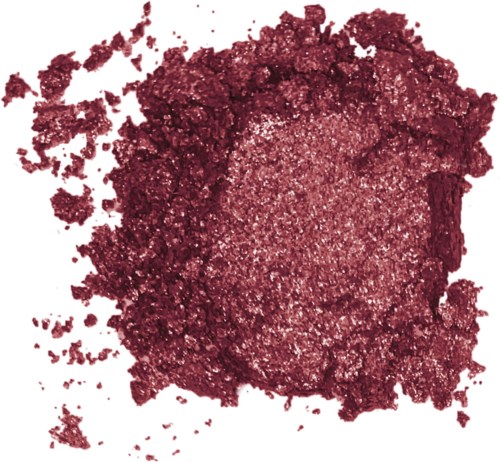 Krossat vinröd sminkögonskugga med glitterfinish utspridd på vit bakgrund.