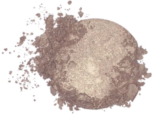 Ett beige pulver, delvis krossat, utspritt ojämnt på en vit bakgrund.