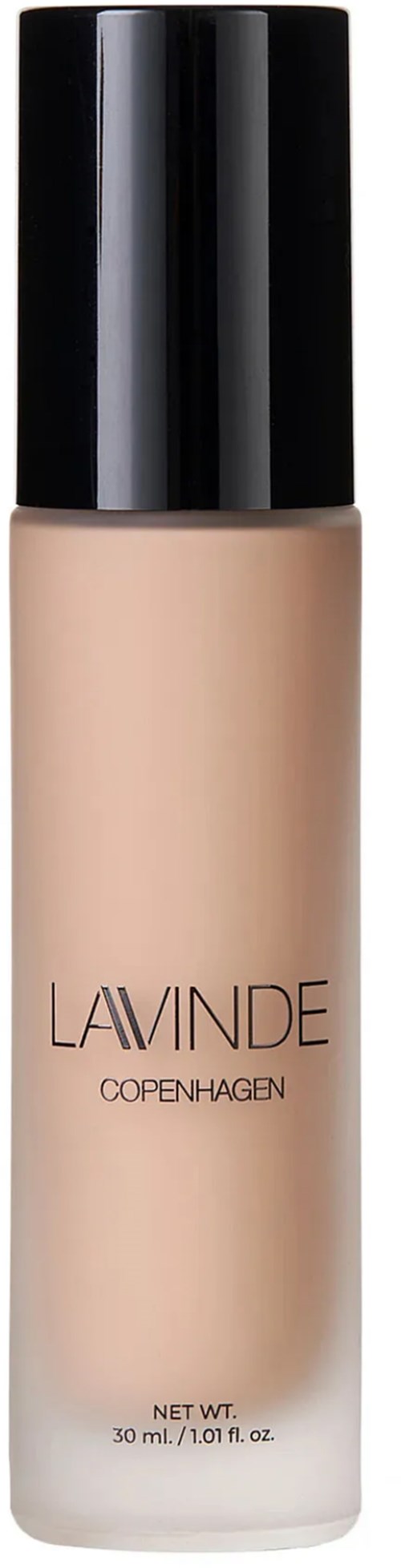 Beige fles met foundation en zwarte dop van Lavinde Copenhagen. Het bevat 30 ml.
