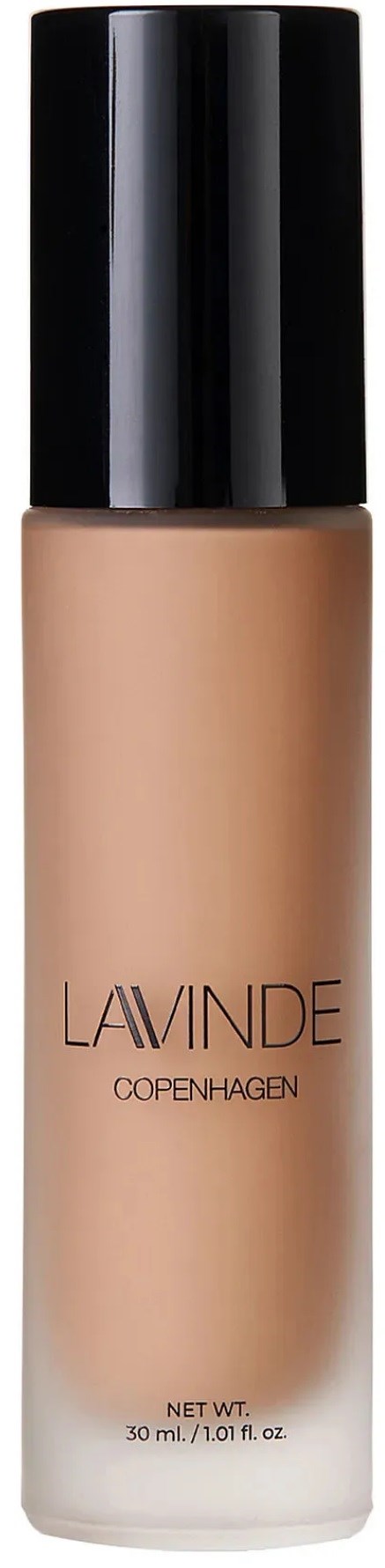 Een fles foundation met een zwarte dop en beige vloeistof van Lavinde Copenhagen.