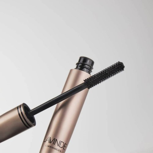 Een mascara-huls met de borstel eruit gehaald, toont de borstel en het merk Laivinde Copenhagen.