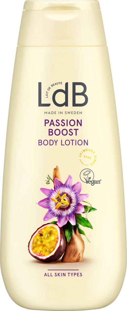 Eine Flasche Körperlotion mit der Aufschrift 'Ldb Passion Boost' und Bildern von Passionsfrucht und Blume, zeigt dass sie vegan ist und für alle Hauttypen.