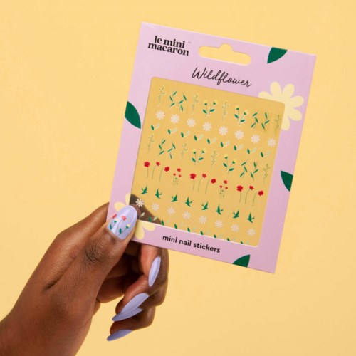 tarra-arkki, jossa pieniä värikkäitä kukkakuvioita keltaisella taustalla, 'Wildflower' ja 'mini nail stickers' -käsin.
