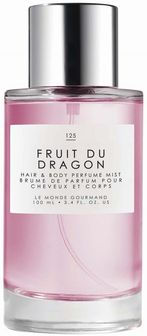 Väritön pullo, jossa on vaaleanpunainen neste ja hopeinen kansi, nimeltä Fruit du Dragon hius- ja vartalosuihke.