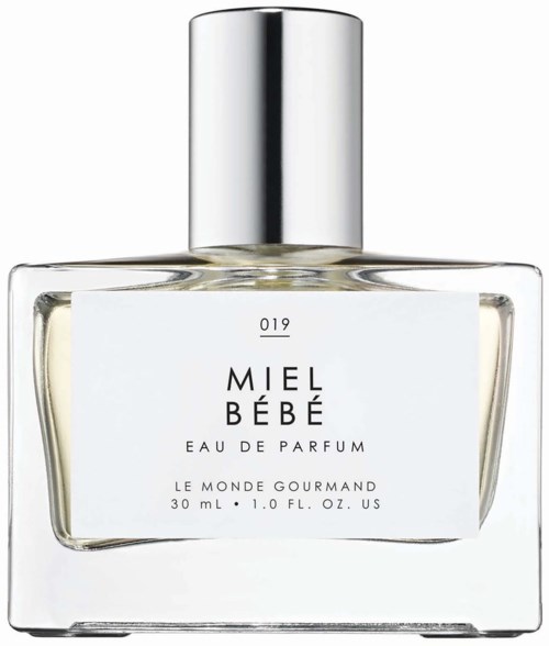 Selkeä muovipullo, merkki Miel Bebe Eau de Parfum, pieni koko, tyylikäs muotoilu.