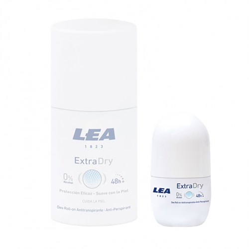 En vit deodorantbehållare med varumärket 'LEA' och 'Extra Dry' skrivna på, med en liten bollformad deodorant.