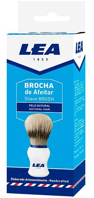 Eine blaue und weiße Box mit LEA Rasierpinsel mit Naturhaar. Er hat einen Griff und ist einsatzbereit.