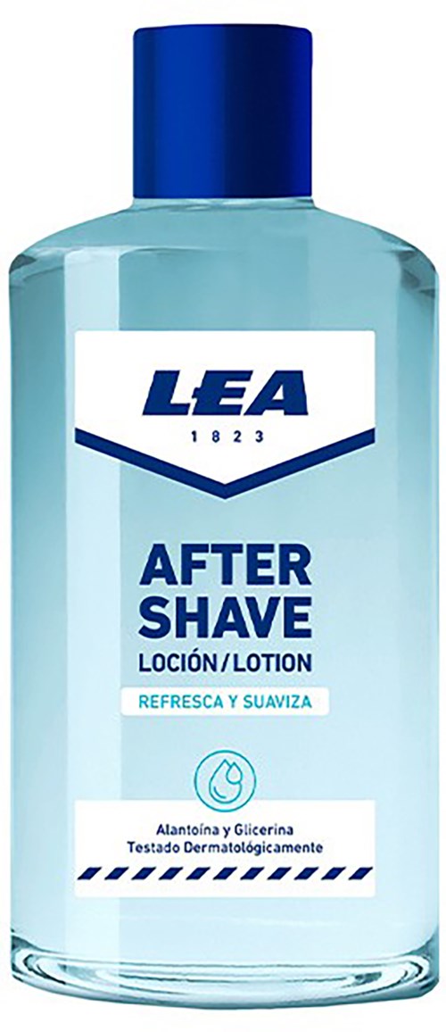 Eine klare Flasche mit Aftershave-Lotion, blauer Deckel, beschriftet 'LEA' und 'After Shave,' um Haut zu erfrischen und zu glätten.