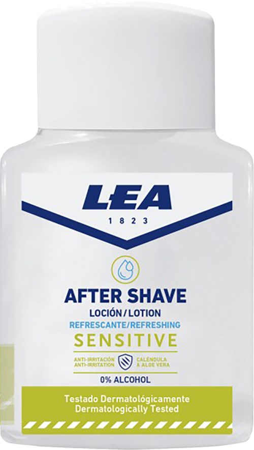 Eine weiße Flasche Rasierswasser mit "Sensitive" Beschriftung in Grün und Blau, alkoholfrei und dermatologisch getestet.