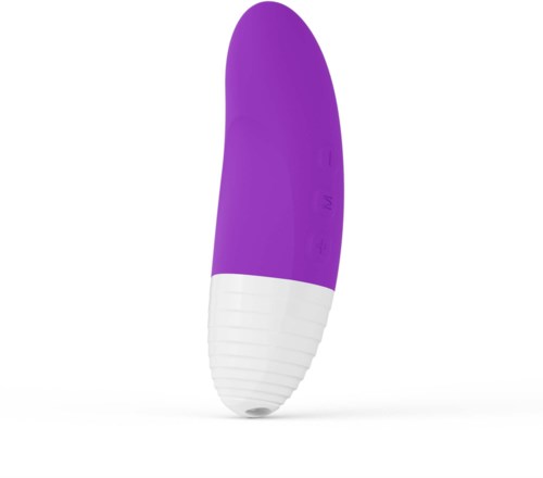 Ein handgehaltenes Gerät in Lila und Weiß, wahrscheinlich ein Vibrator, mit gebogener Form und texturiertem Griff.