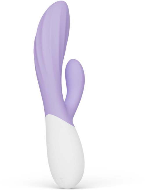 En lavendelfärgad vibrator med en böjd form och ett mindre tillägg, med handtag längst ner.