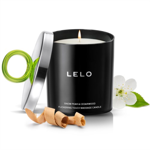 Ein schwarzer Kerzendocht mit Flamme, umgeben von einer Blume, Zimtstangen und einem grünen Ring.