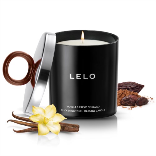Ein schwarzer Duftkerze mit der Aufschrift 'LELO', umgeben von Vanille, Kakao und Gewürzen, mit brennender Flamme.