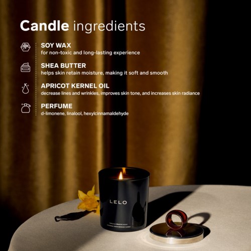 Ein schwarzer Kerzenglas mit brennender Flamme, Zutatenliste auf braunem Hintergrund, und gelbe Blumen und Accessoires daneben.