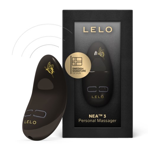 Ein schwarzes tragbares Gerät mit goldenem Logo und kleinem gelben Schmetterling, neben einer Box mit der Aufschrift 'Personal Massager'.