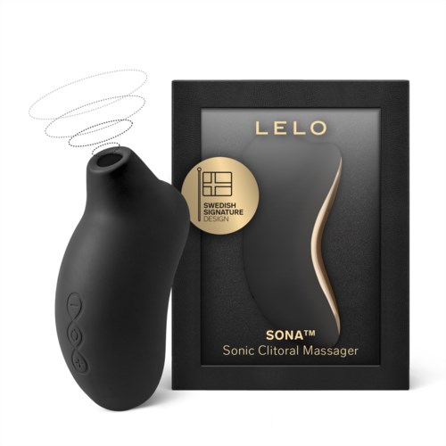Ein schwarzes, handgehaltenes Gerät mit gebogener Form neben einem rahmenlosen Karton mit Beschriftung "LELO" und "SONA" für Klitorismassage.
