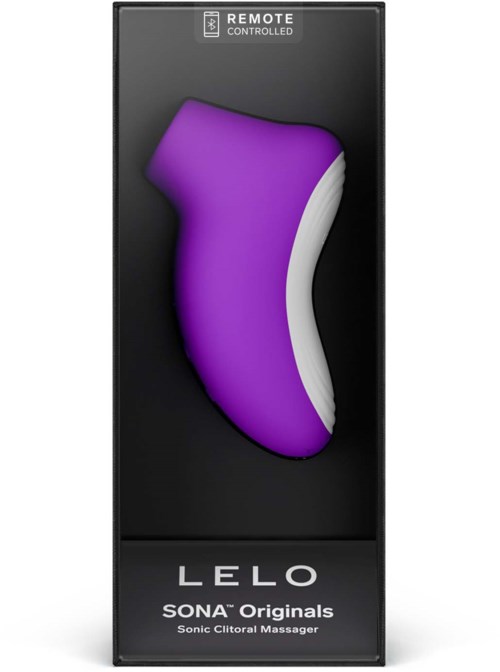En röd och vit kurvig enhet på en box märkt LELO SONA Originals, en sonic klitorismassager, med fjärrkontroll.