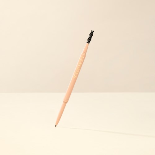 Een beige pen met een draai-inktpunt staat rechtop op een oppervlak.