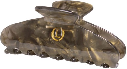 En stor hårklemme med marmorert design og en liten gulllogo på siden.
