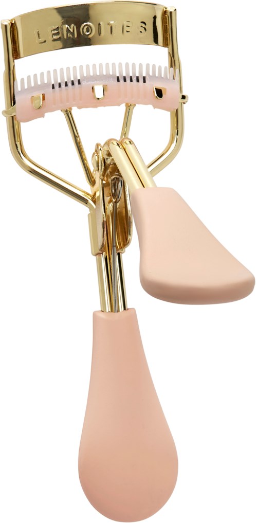 Een roze handvat oogcruller met gouden metalen top en gebogen ontwerp.