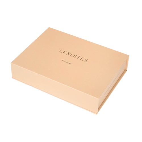 A beige box with the words "LE NOITES" on top, looks like packaging or a gift box.