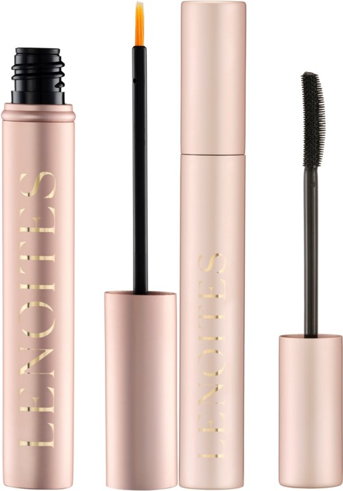 Een mascara-buis, kwast met oranje kleur, en een gesloten mascara-flacon.