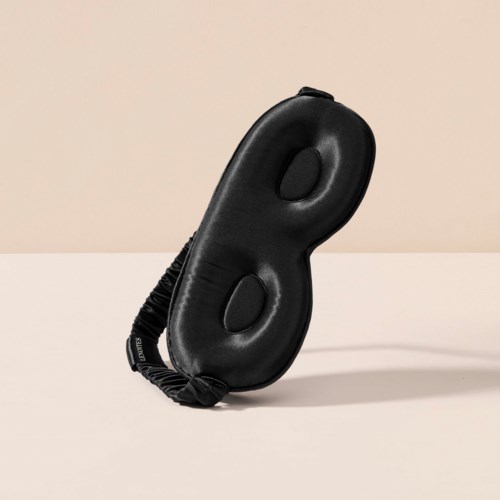 Een zwart, gevoerd hoesje met handvat, ontworpen om digitale accessoires of kleine voorwerpen op te bergen.