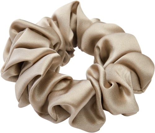Een beige satijnen haarbandje van stof, met verzameld, glanzend materiaal. Het is rond en zacht.