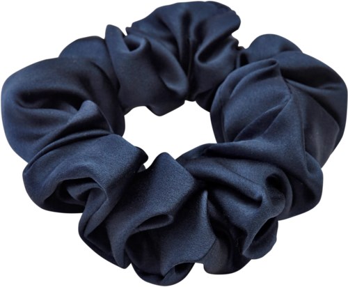 En mörkblå tyghårsnodd med ett scrunchie-liknande utseende. Den är rund och ser mjuk och töjbar ut.