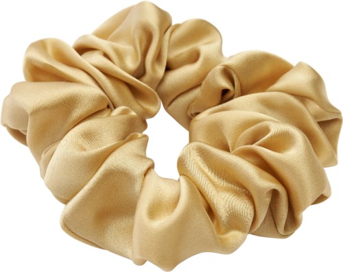 En guldsatin-spiralgummiband, ett mjukt, rufsigt tygaccessoar för hår.