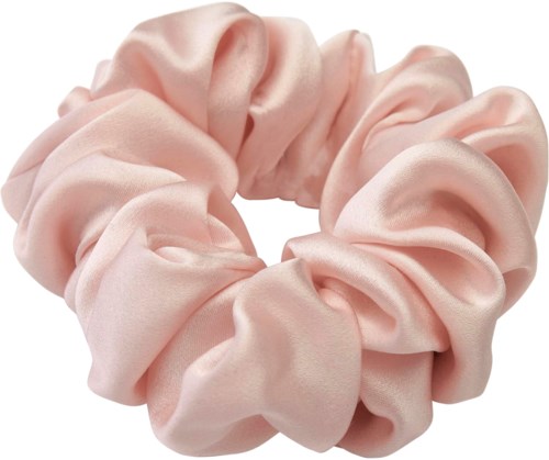 En ljus rosa satintuss, med ett mjukt, glänsande utseende och fluffig, samlad tyg.
