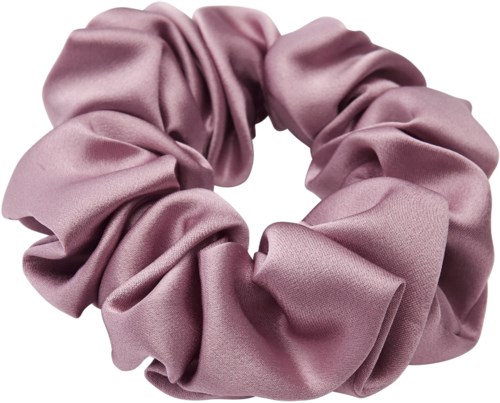 En rosa satinscrunchie med ett samlat, rynkigt utseende. Den används för att knyta håret.