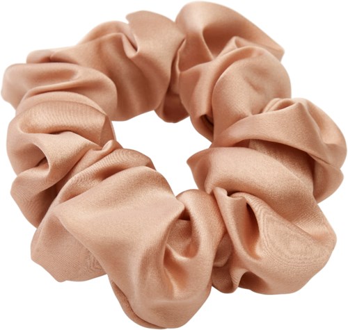 Ein beiger Satin-Haargummi zum Zusammenbinden der Haare.