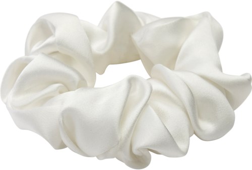 En vit satin scrunchie med mjuk, puffig tyg formad i en cirkulär form.