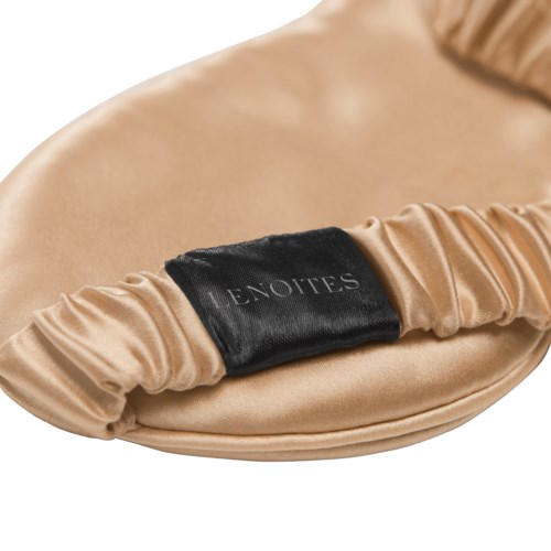 Eine beige, seidenartige Tasche mit einem schwarzen Etikett, das 'LENOITES' sagt.