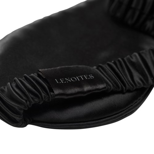 Ein schwarzes Objekt mit einem Etikett, das "LENOITES" sagt, und hat geraffte Ränder, möglicherweise eine Tasche oder Tasche.