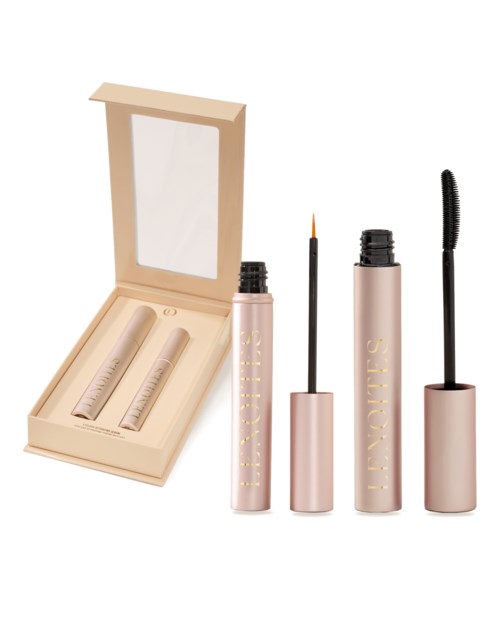 Två rosa kosmetikförpackningar, en med en borste och en med lock, bredvid en beige sminkbox med två mindre tubes.