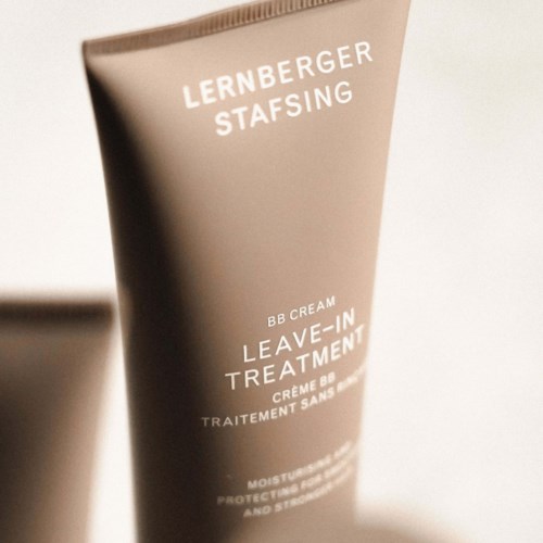 Eine beige Tube von Lernberger Stafsing BB Cream Leave-In Treatment mit weißem Text auf der Vorderseite.