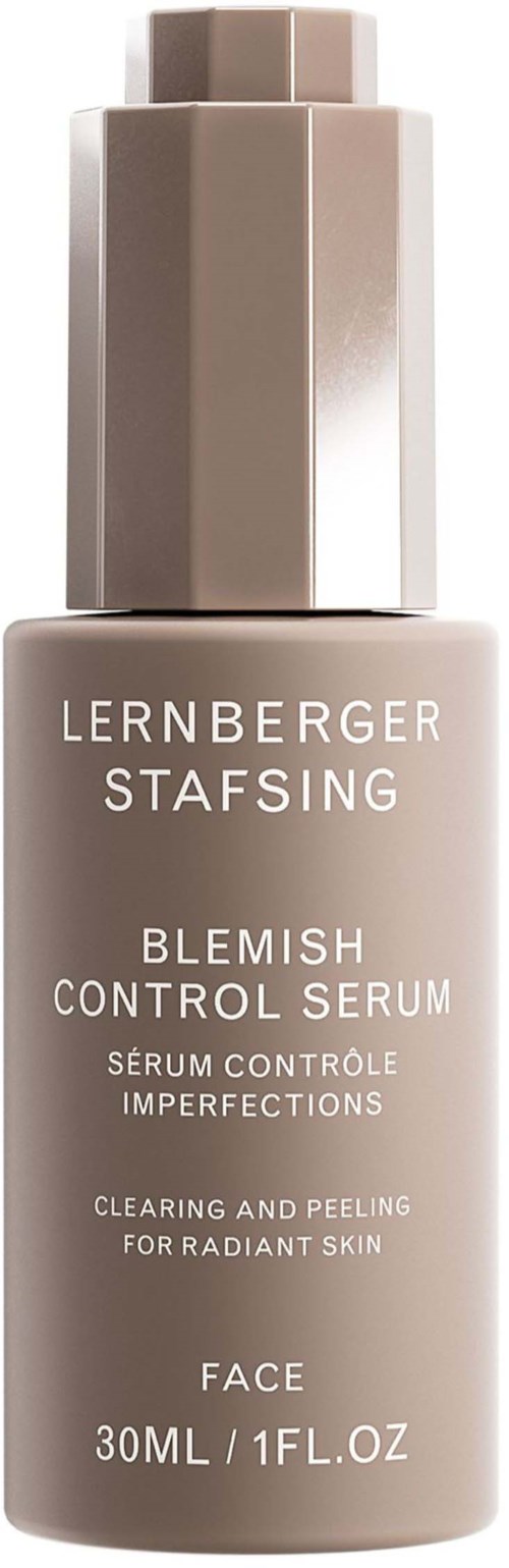 Beige Flasche mit silberner Kappe, beschriftet 'Lernberger Stafsing' und 'Blemish Control Serum' für Hautunreinheiten.