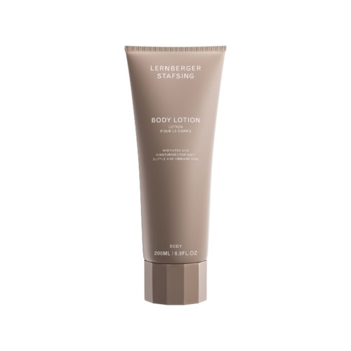 Een beige tube met lichaamslotion met eenvoudige tekst en een dop onderaan.