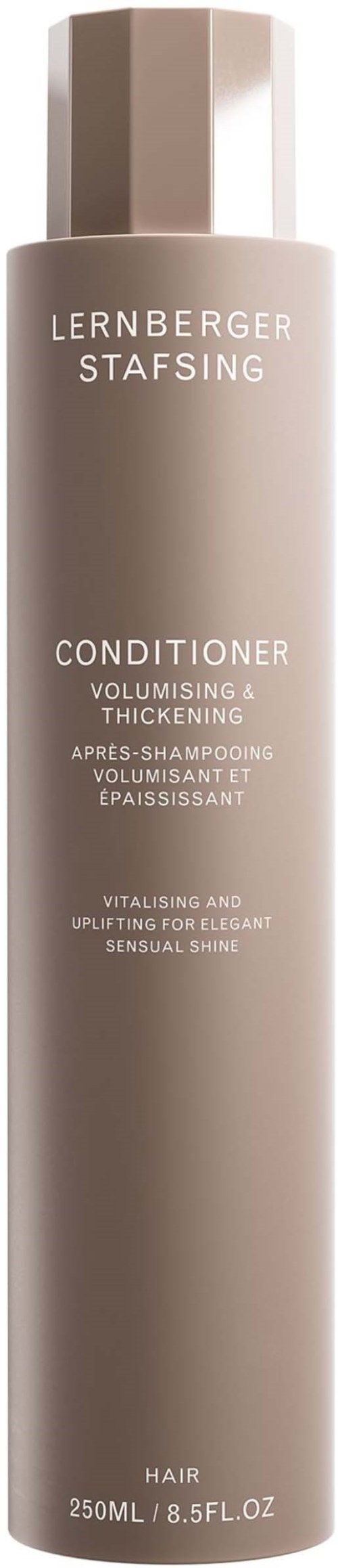 Eine lange, matte graue Flasche mit Lernberger Stafsing Conditioner, weißer Schrift, für Volumen und Glanz des Haares.