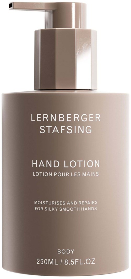 Beige Pumpspenderflasche mit Handlotion 'Lernberger Stafsing' für geschmeidige Hände, spendet Feuchtigkeit und repariert.