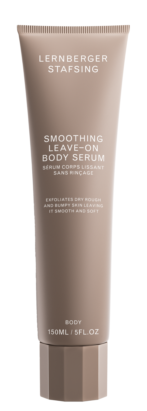 Beige Tube von Lernberger Stafsing mit silberner Kappe, für glättendes Leave-on-Körperserum. Es exfoliert trockene Haut.