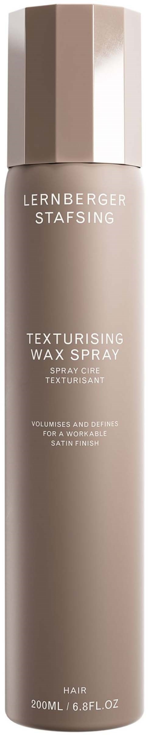 Eine lange graue Sprühflasche mit goldener Kappe, für Haarstyling, beschriftet "Lernberger Stafsing Texturising Wax Spray."