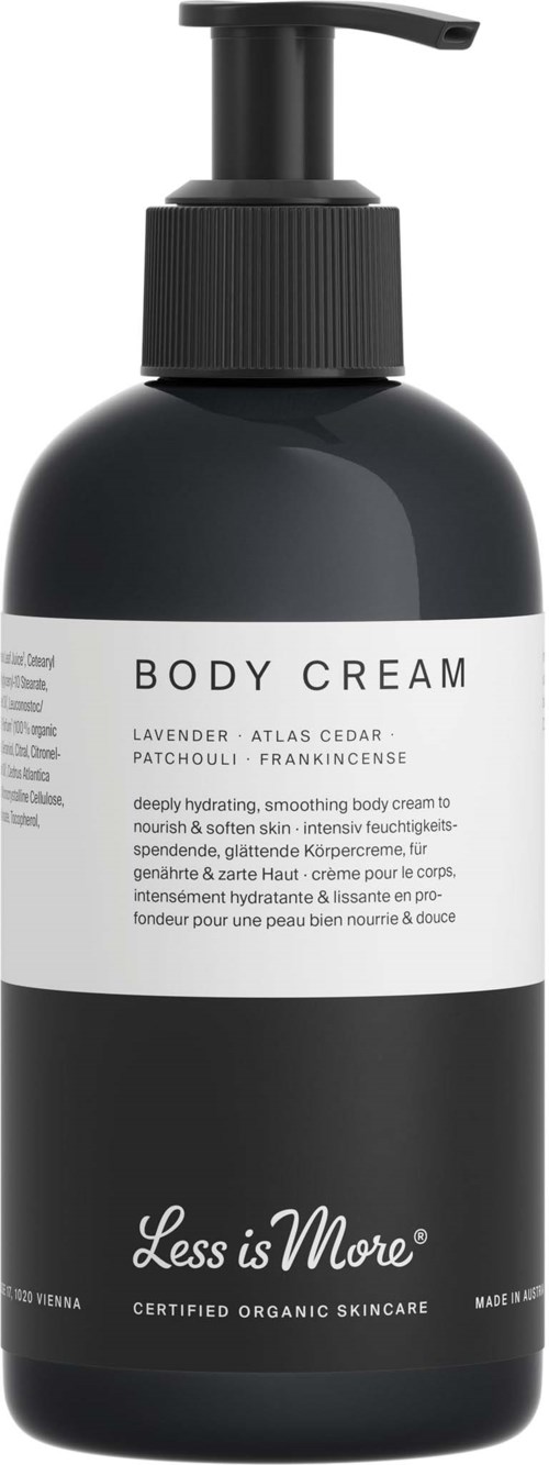 En svart flaske med pumpe merket 'Body Cream' som inneholder lavendel og andre ingredienser, designet for å fukte huden.