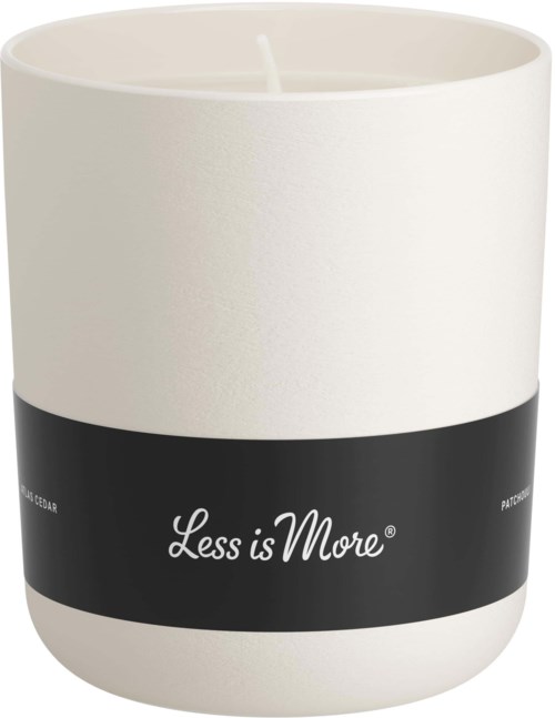 Et hvitt lys med svart band og teksten 'Less is More' rundt det.