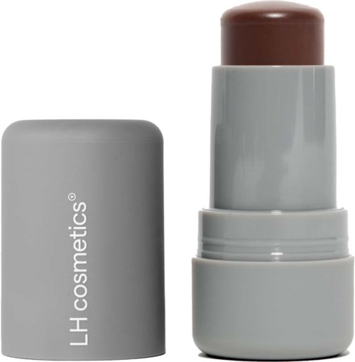 Ein graues Kosmetiktäschen mit abgerundetem Deckel, zeigt einen braunen Make-up-Stick.