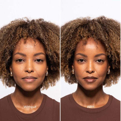 Eine Frau mit lockigem Haar zeigt zwei Fotos: ohne Make-up und mit Make-up, leicht lächelnd.
