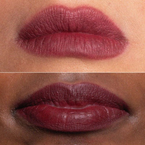 Zwei Lippenpaare mit unterschiedlichen Lippenstiftfarben, helle und dunkle, Nahaufnahme.